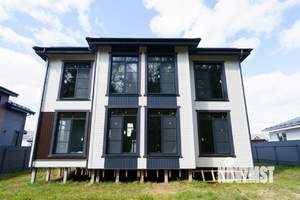 Коттедж 212м², 2-этажный, участок 7 сот.