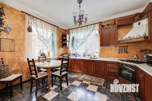 Дом 350м&sup2;, 3-этажный, участок 13 сот.  