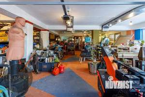 Дом 1370м&sup2;, 3-этажный, участок 1370 сот.  