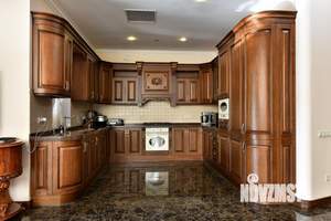 Дом 1500м², 3-этажный, участок 100 сот.  