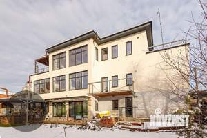 Дом 1370м&sup2;, 3-этажный, участок 1370 сот.  