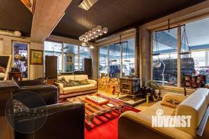 Дом 1370м&sup2;, 3-этажный, участок 1370 сот.  