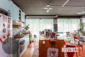 Дом 1370м&sup2;, 3-этажный, участок 1370 сот.  