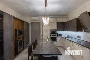 Дом 650м&sup2;, 3-этажный, участок 12 сот.  