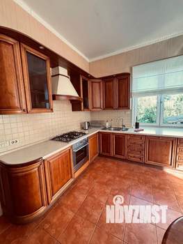 Дом 489м&sup2;, 3-этажный, участок 10 сот.  