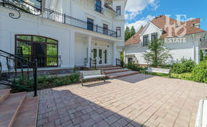 Дом 1200м², 3-этажный, участок 20 сот.  