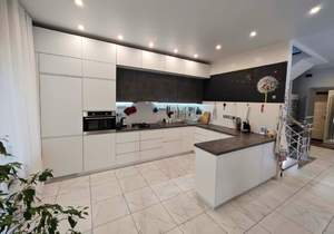 Дом 300м&sup2;, 4-этажный, участок 6 сот.  