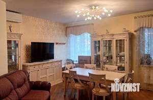 Таунхаус 310м², 3-этажный, участок 6 сот.  