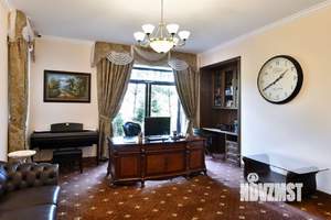Дом 1500м², 3-этажный, участок 100 сот.  