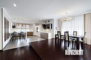 Коттедж 500м&sup2;, 3-этажный, участок 15 сот.  