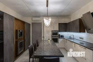 Дом 650м&sup2;, 3-этажный, участок 12 сот.  