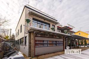 Дом 1370м&sup2;, 3-этажный, участок 1370 сот.  