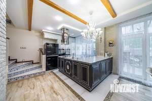Дом 200м², 3-этажный, участок 1 сот.  