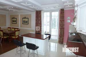 Дом 650м&sup2;, 3-этажный, участок 12 сот.  