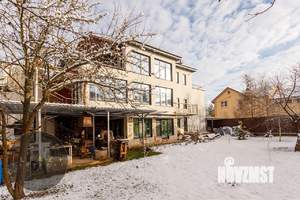 Дом 1370м&sup2;, 3-этажный, участок 1370 сот.  